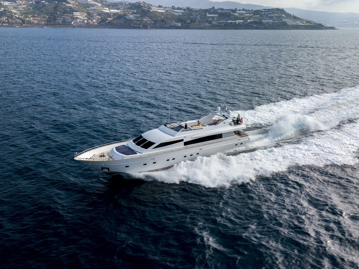 Yacht CROWBRIDGE, Diano Cantiere Navale | CHARTERWORLD Luxury ...